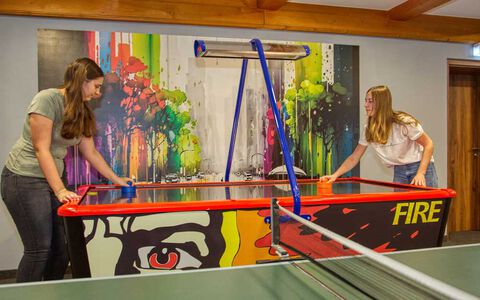 Airhockey im 3-Sterne Superior Hotel in Zachenberg